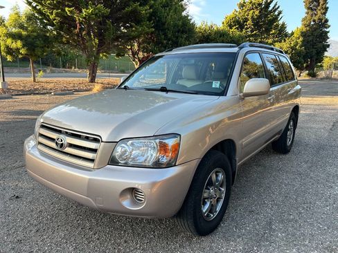 Used 2004 Toyota Highlander 4WD V6 w/ Preferred Pkg image 2