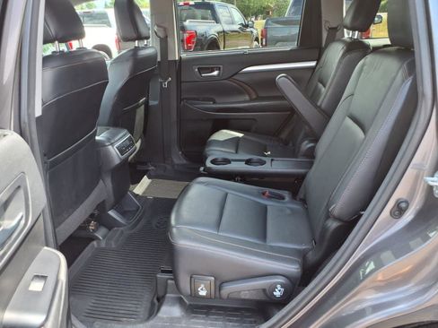 Used 2018 Toyota Highlander XLE image 14