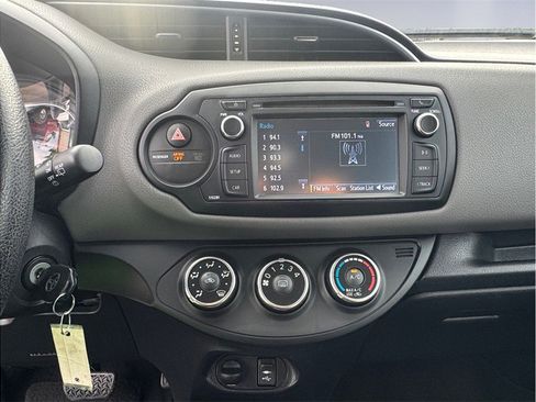 Used 2018 Toyota Yaris L image 10