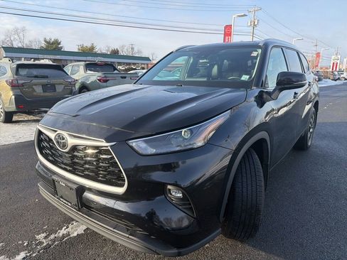 Used 2022 Toyota Highlander XLE image 3