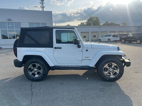 Used 2018 Jeep Wrangler Sahara w/ Connectivity Group AWD/4WD image 4