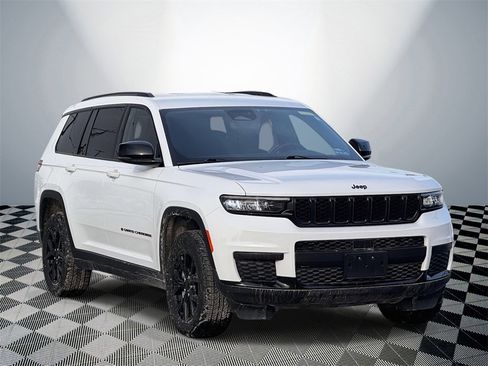 Used 2024 Jeep Grand Cherokee L Laredo image 4