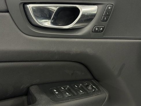 Used 2021 Volvo XC60 T6 Momentum image 12