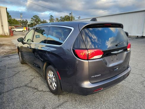 Used 2023 Chrysler Voyager LX image 5