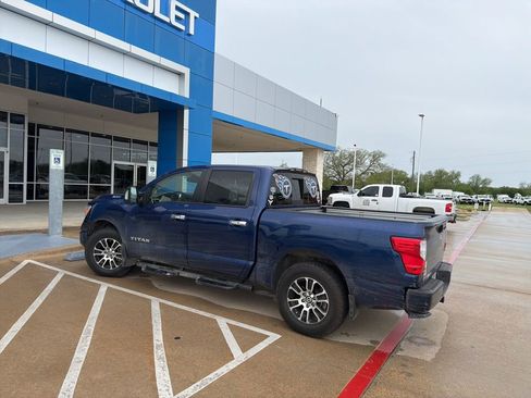 Used 2021 Nissan Titan SV w/ SV Convenience Package image 4