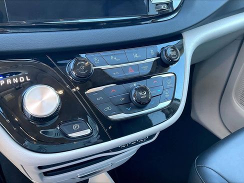 Used 2024 Chrysler Pacifica Touring-L image 31