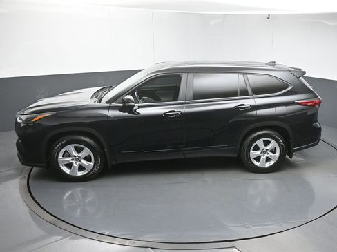 Used 2023 Toyota Highlander LE image 44