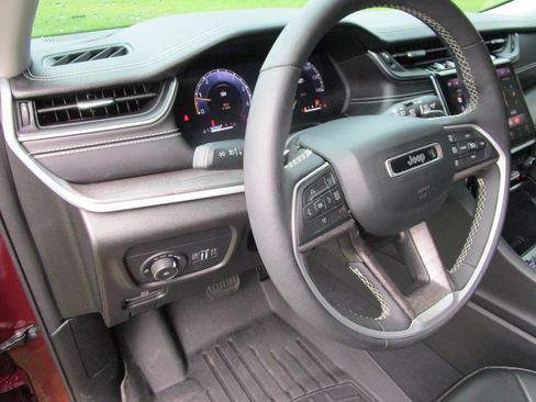 Used 2024 Jeep Grand Cherokee Limited AWD/4WD image 25