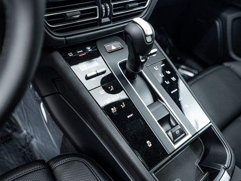 Certified 2025 Porsche Macan image 14