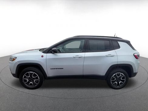 Used 2025 Jeep Compass Trailhawk AWD/4WD image 9