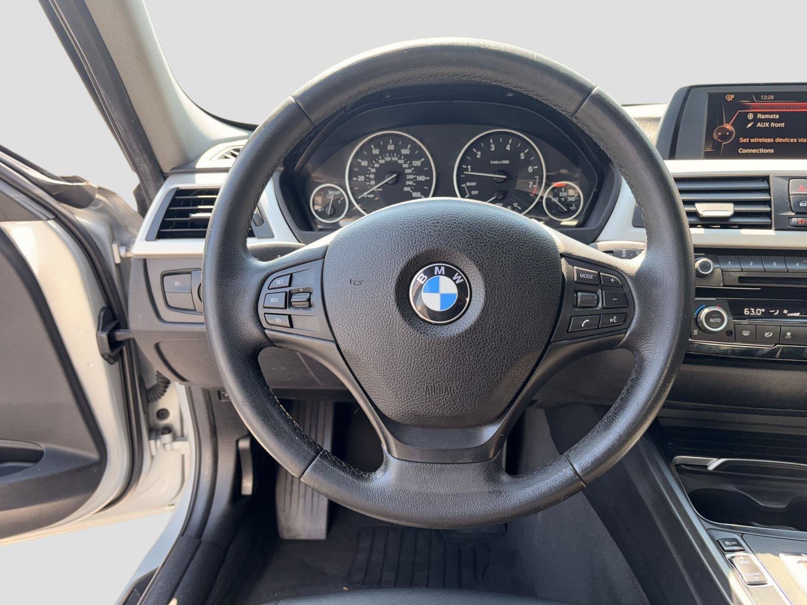 Used 2017 BMW 320i Sedan RWD image 14
