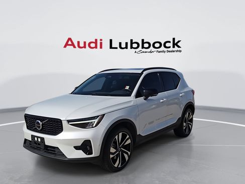 Used 2025 Volvo XC40 B5 Plus AWD/4WD image 3