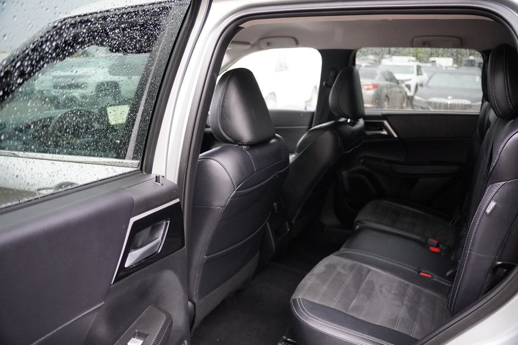Used 2024 Mitsubishi Outlander SE AWD/4WD image 16