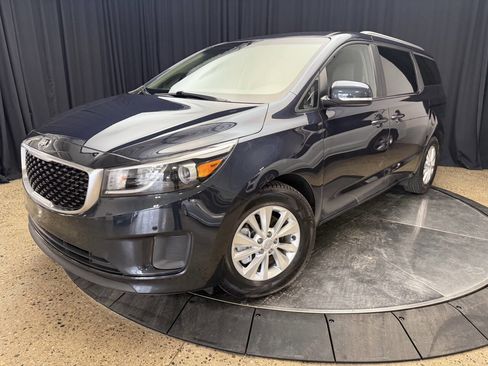 Used 2017 Kia Sedona LX w/ LX Essentials Premium Package image 2