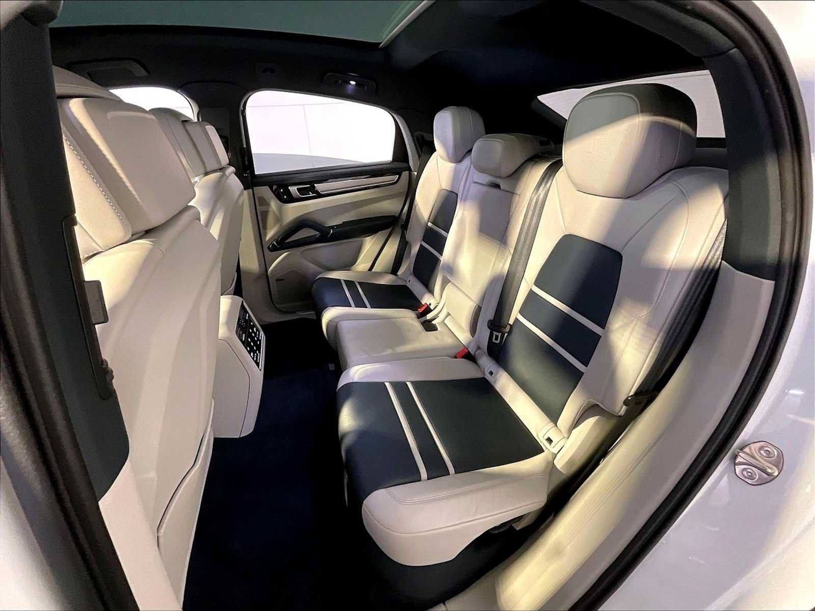 Certified 2023 Porsche Cayenne Platinum Edition AWD/4WD image 24