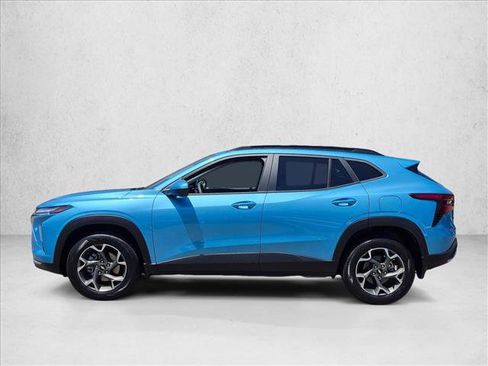Used 2025 Chevrolet Trax LT w/ LPO, Blackout Package FWD image 9
