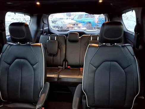 Used 2023 Chrysler Pacifica Limited w/ Uconnect Theater Family Group image 21