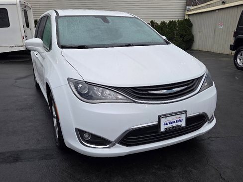 Used 2017 Chrysler Pacifica Touring Plus image 4