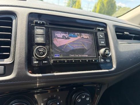Used 2019 Honda HR-V LX image 17