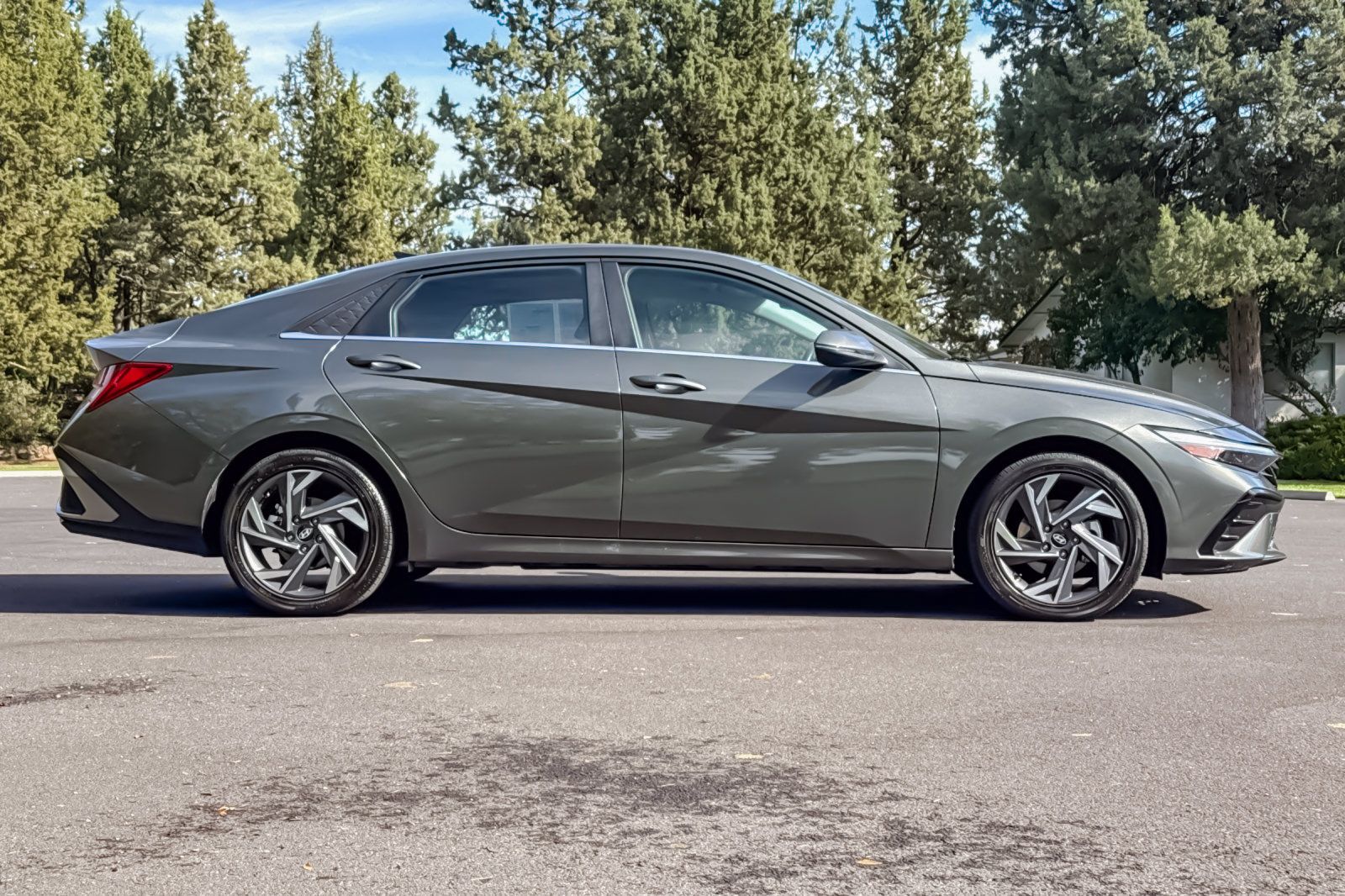 Used 2024 Hyundai Elantra Limited FWD image 3