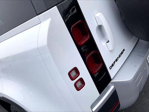 Used 2025 Land Rover Defender 110 S image 32