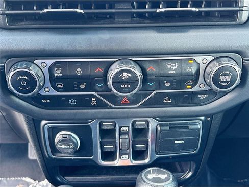 Used 2024 Jeep Wrangler Unlimited Sahara AWD/4WD image 15