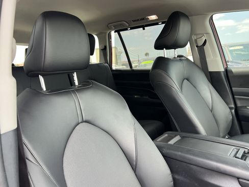 Used 2024 Toyota Grand Highlander AWD image 17