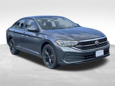 Certified 2023 Volkswagen Jetta SE w/ Panoramic Sunroof Package FWD image 3