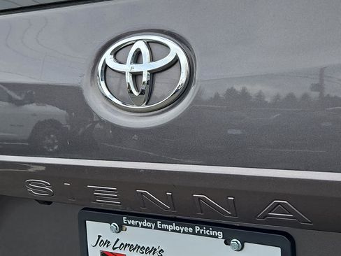 Used 2018 Toyota Sienna XLE FWD image 30