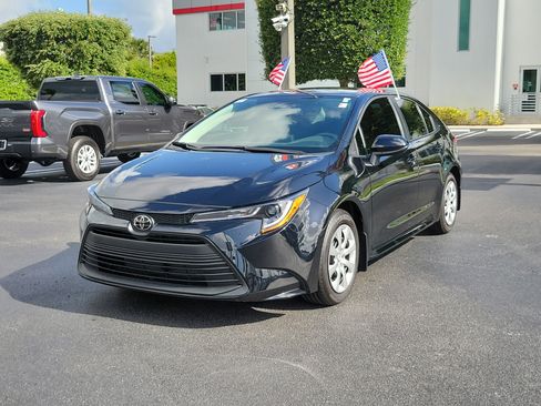 Used 2025 Toyota Corolla LE FWD image 5