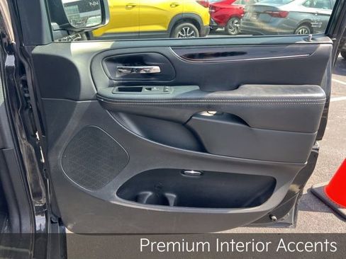 Used 2016 Dodge Grand Caravan SE image 28