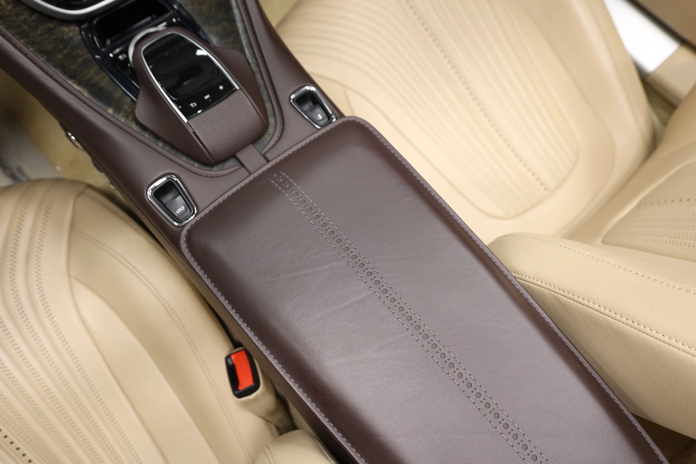 Used 2019 Aston Martin DB11 Volante RWD image 48
