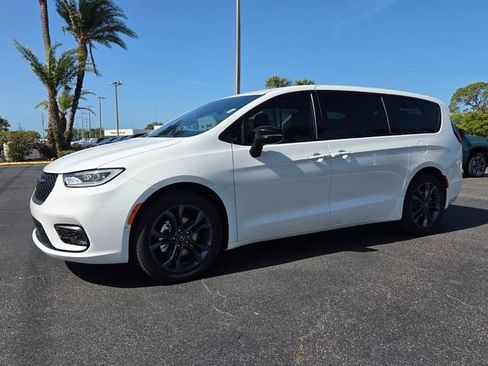 New 2026 Chrysler Pacifica Select FWD image 3