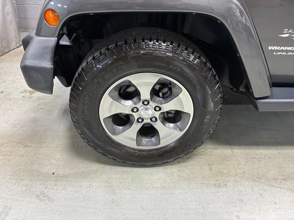 Used 2018 Jeep Wrangler Unlimited Sahara w/ Connectivity Group AWD/4WD image 28