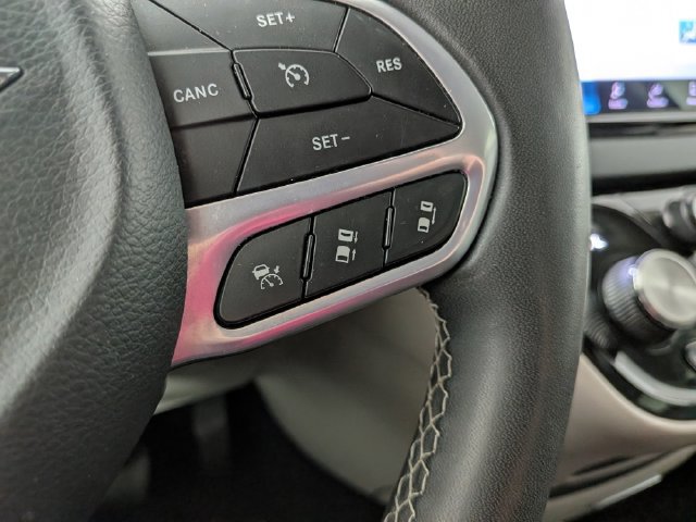 Used 2023 Chrysler Pacifica Touring-L FWD image 6