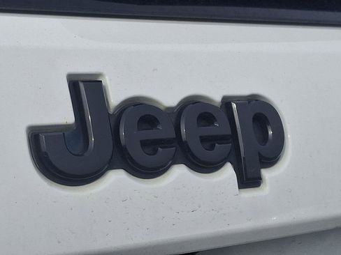 Used 2018 Jeep Grand Cherokee Altitude image 28