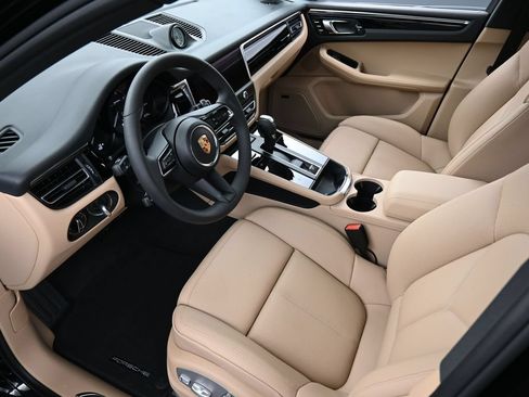 Certified 2025 Porsche Macan AWD/4WD image 4