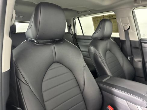 Used 2024 Toyota Highlander XLE AWD/4WD image 34
