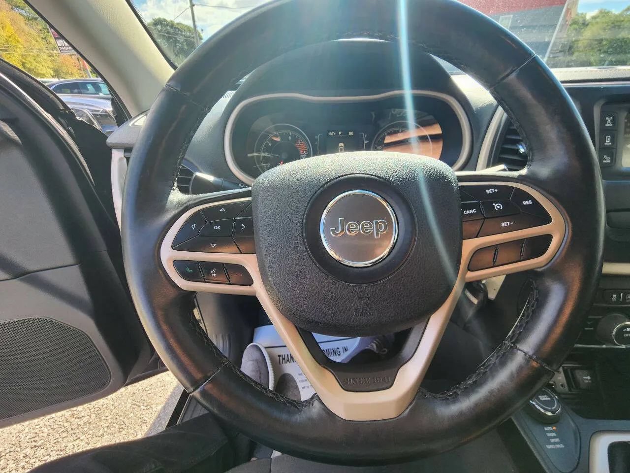 Used 2017 Jeep Cherokee Latitude w/ Cold Weather Group AWD/4WD image 17