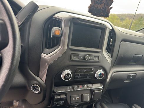 Used 2024 GMC Sierra 3500 Pro w/ Convenience Package image 9