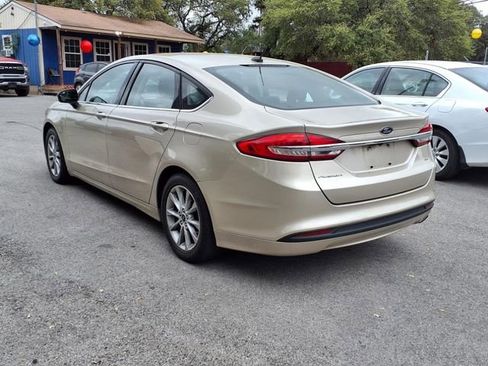 Used 2017 Ford Fusion SE FWD image 5