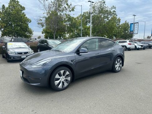 Used 2023 Tesla Model Y 2WD image 5