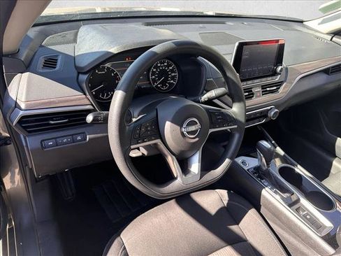 Used 2024 Nissan Altima 2.5 SV image 10