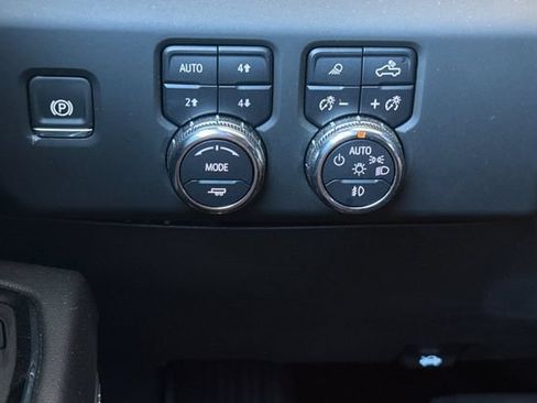 Used 2025 GMC Sierra 2500 AT4 w/ AT4 Premium Plus Package AWD/4WD image 40
