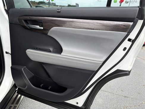 Used 2021 Toyota Highlander Limited image 16