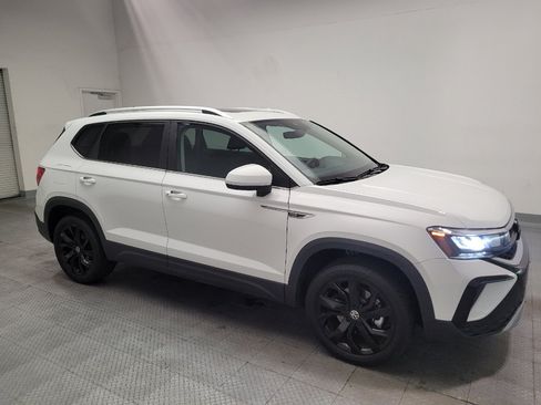 Used 2023 Volkswagen Taos SE w/ Panoramic Sunroof Package FWD image 11