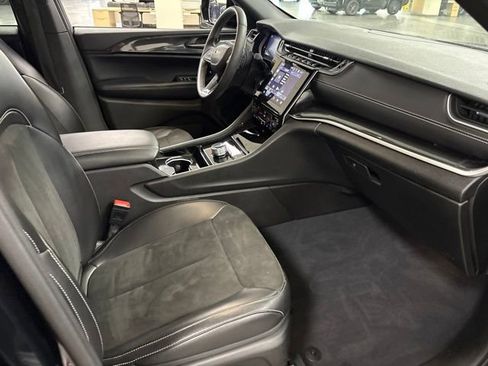 Used 2023 Jeep Grand Cherokee Altitude AWD/4WD image 11