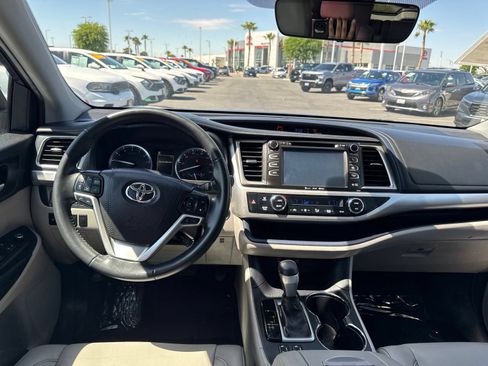 Used 2019 Toyota Highlander XLE FWD image 22