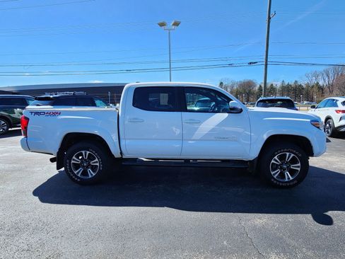 Used 2019 Toyota Tacoma TRD Sport image 6