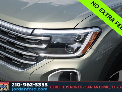 Used 2025 Volkswagen Atlas SEL AWD/4WD image 2